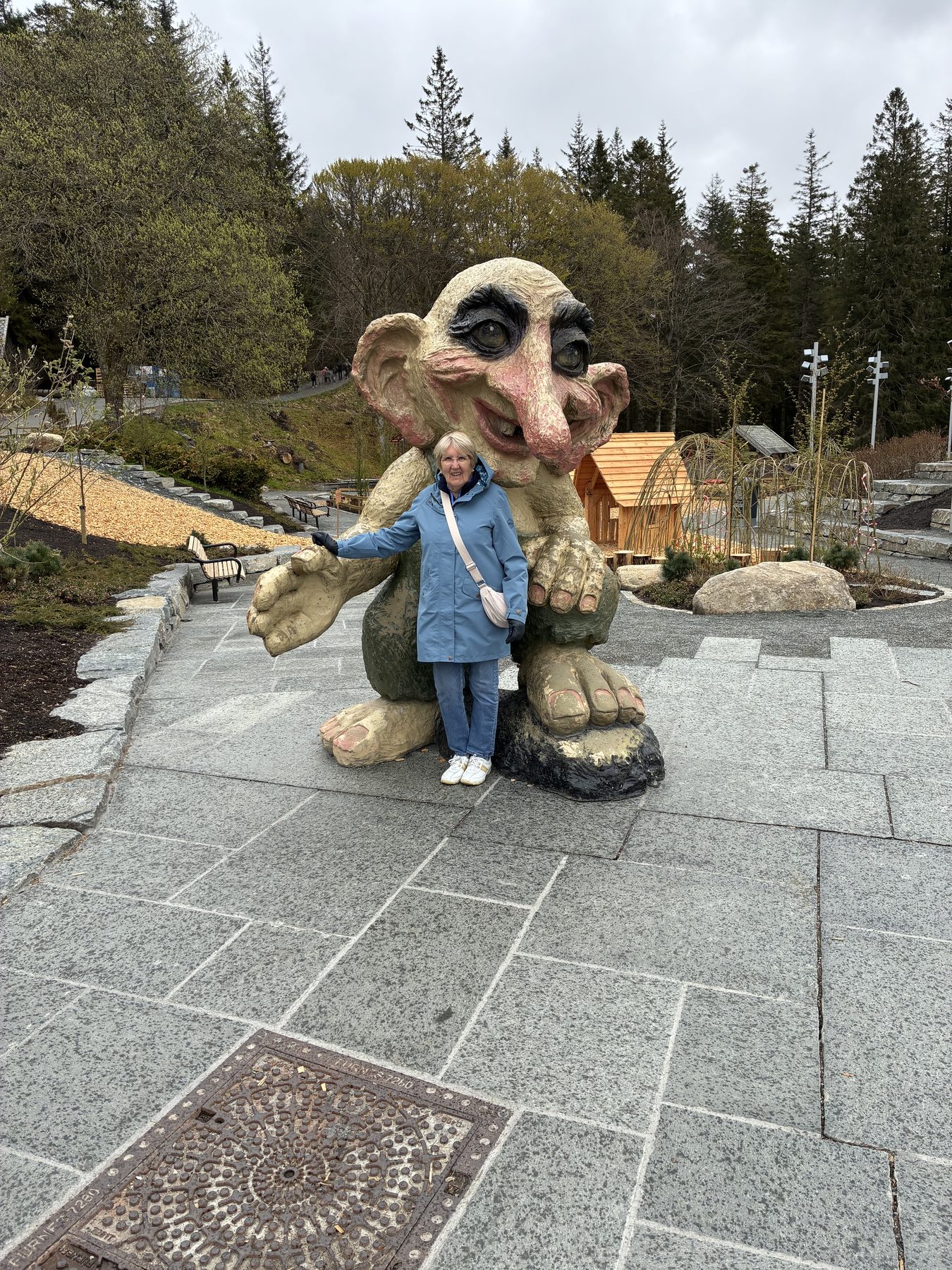 Frances with a giant Fløyen troll